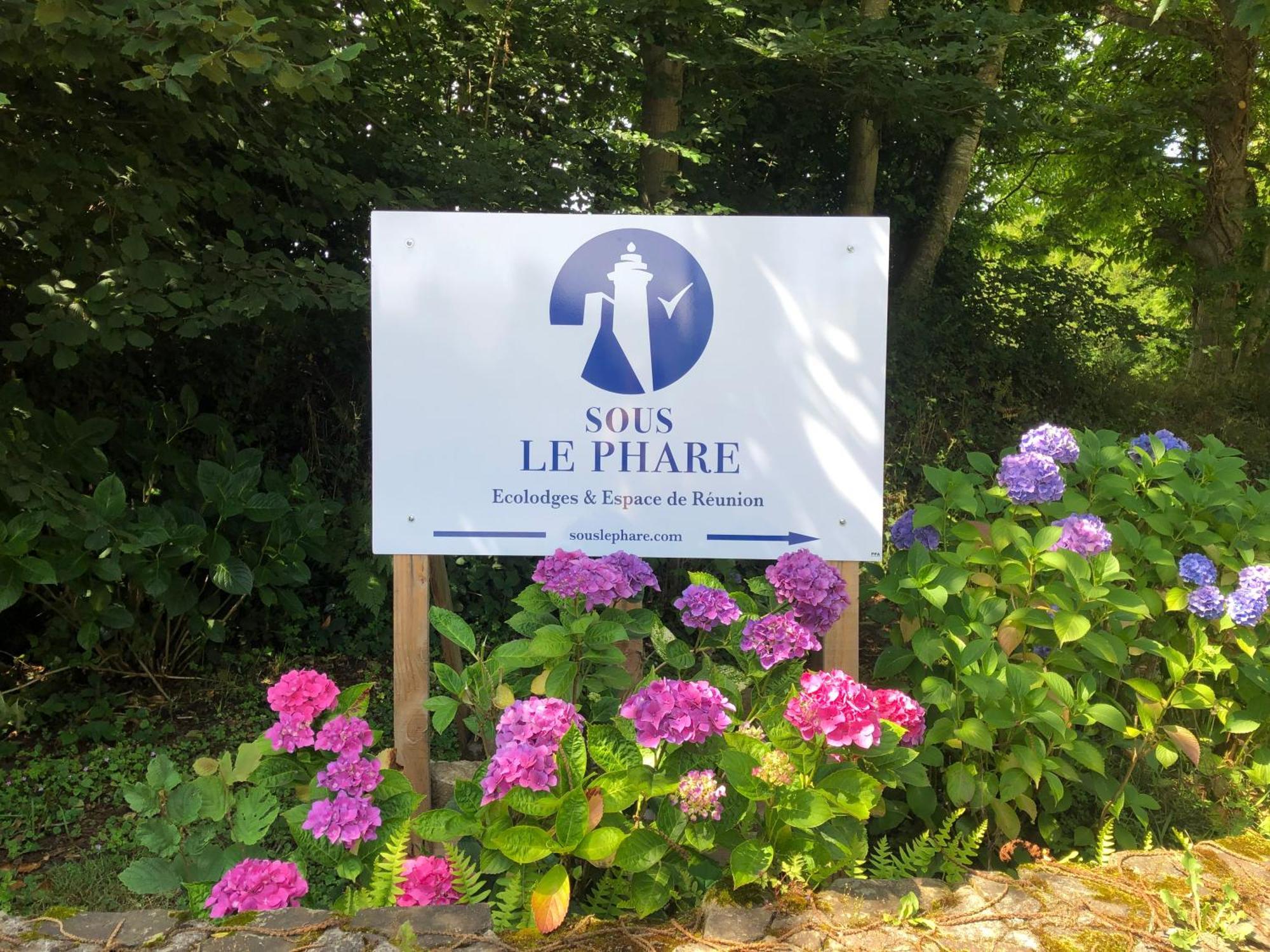 Les Ecolodges Sous Le Phare Louannec Extérieur photo